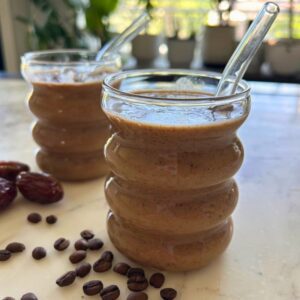 Skip the breakfast stress! This coffee chocolate chia smoothie supports hormones during perimenopause. Creatine + protein + omega-3s in one cup.